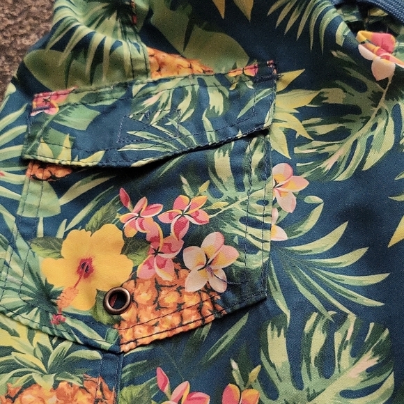 Brightly colored mesh lined swim trunks - Picture 3 of 3